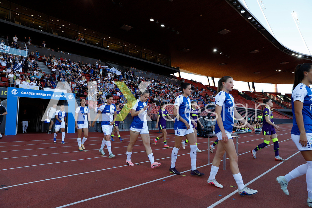 GC Zürich vs FC Zürich - AXA Women’s Super League Playoffs - Stadion Letzigrund | Walk in during the AXA Women’s Super League Playoffs quarter-final second leg between GC Zürich and FC Zürich at Stadion Letzigrund, Zurich, Switzerland. - Realisiert mit Pictrs.com