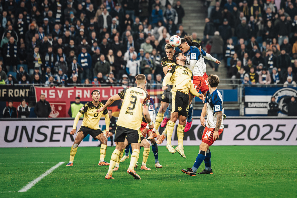 Fußball | Männer | Saison 2025/2026 | 1. Fußball-Bundesliga | 10. Spieltag | Hamburger SV vs. Borussia Dortmund | 08.11.2025 | Kopfball führt zum Tor von Ransford-Yeboah Königsdörffer (#11, HSV)