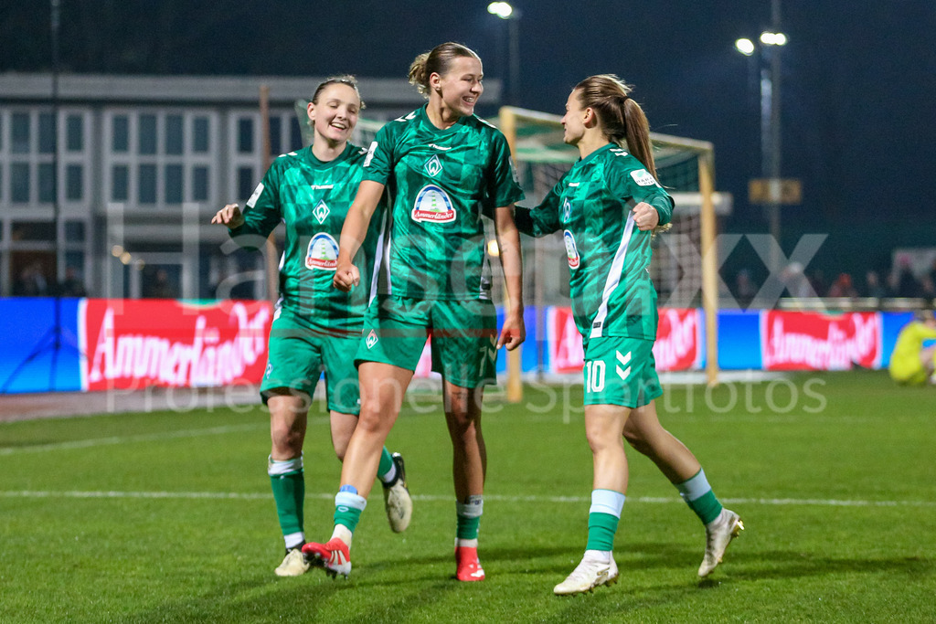 Fussball, Google Pixel Frauen-Bundesliga, SV Werder Bremen - TSG 1899 Hoffenheim | v.li.: Verena Wieder (SV Werder Bremen, 31), Torschützin Larissa Mühlhaus (SV Werder Bremen, 7) und Tuana Mahmoud (SV Werder Bremen, 10) mit Torjubel, Jubel, jubeln, jubelt, optimistisch, Spielszene, Highlight, Freude über das Tor zum 1:0, DIE DFB-RICHTLINIEN UNTERSAGEN JEGLICHE NUTZUNG VON FOTOS ALS SEQUENZBILDER UND/ODER VIDEOÄHNLICHE FOTOSTRECKEN. DFB REGULATIONS PROHIBIT ANY USE OF PHOTOGRAPHS AS IMAGE SEQUENCES AND/OR QUASI-VIDEO.