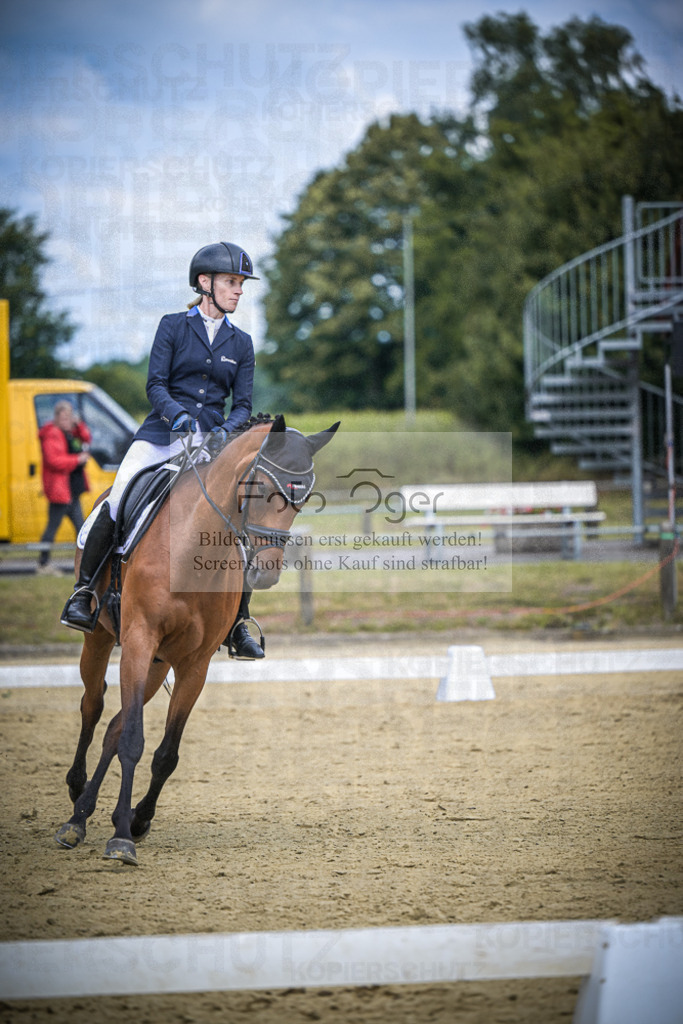 DOS_1842 | Entdecke hochwertige Reitturnierfotos von Foto Oger. Professionell, emotional und authentisch – jetzt Lieblingsmomente im Shop bestellen.Deutschlandweite Turnierfotografie. - Realisiert mit Pictrs.com