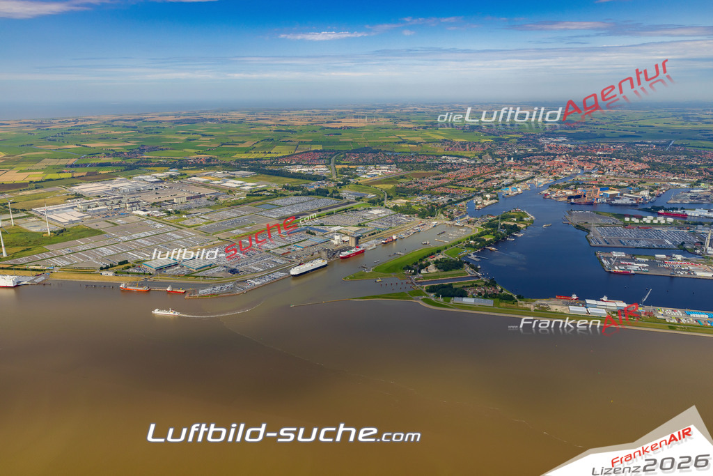 Übersichts Bild Emden - Die Luftaufnahme wurde 2025 vom UL-Flugzeug heraus erstellt ( keine Drohnenaufnahme ) - Hochauflösende Luftaufnahme - für Wandbilder und großformatige Ausdrucke geeignet. Das besondere Geschenk!Hier alle&nbsp;Infos zur Lizenzierung der LuftaufnahmeWir fliegen auch dieses Jahr wieder in Ihre Region um Luftbilder zu erstellen.- Luftbild anfragen