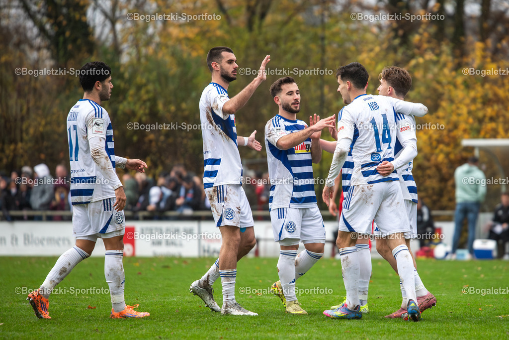 Fussball, Niederrheinpokal, SV Sonsbeck - MSV Duisburg, 16.11.2025, Willy-Lemkens-Sportpark | 16.11.2025, Fussball, Niederrheinpokal, SV Sonsbeck - MSV Duisburg: MSV Spieler klatschen sich nach dem 0:3 ab.  - Realisiert mit Pictrs.com