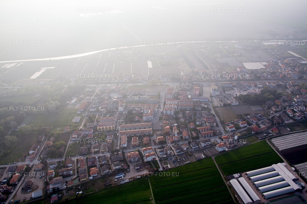 Vue aérienne: Vue de la ville à Fossone d'Adige dans le département Vénétie, Italie. Photo: IMG_087617.jpg prise le 06/04/2016 par Werner Riehm/FLY-FOTO.euRésolution de l'original: 5472 x 3648 px
