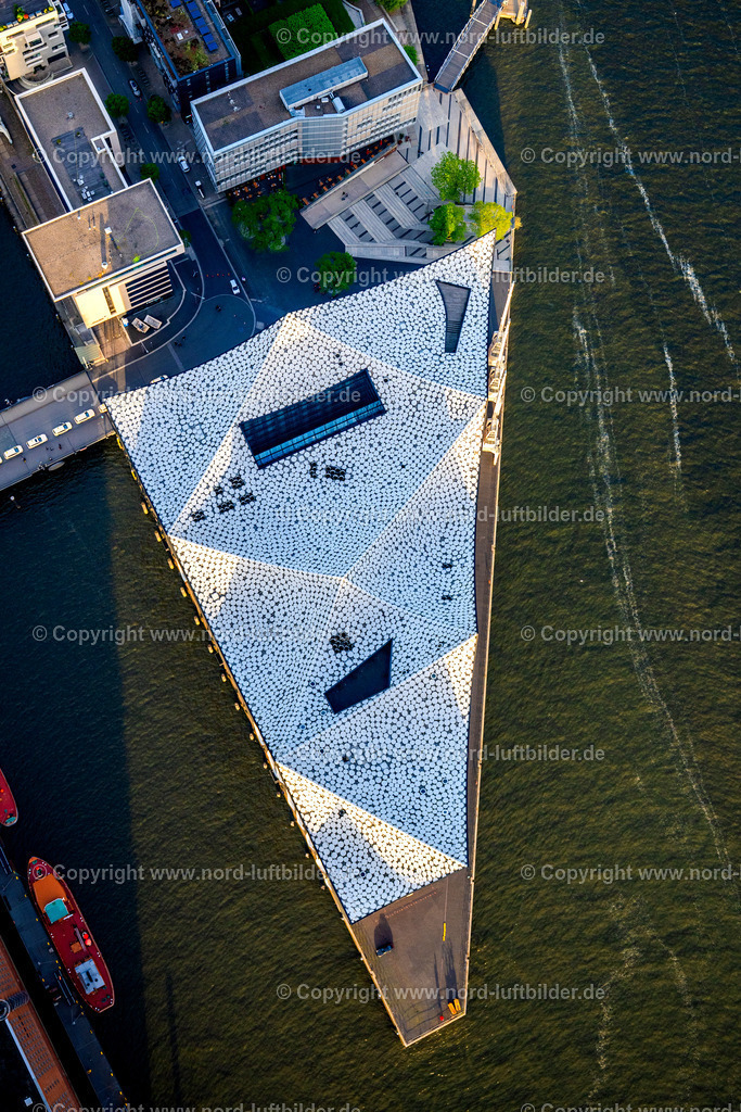 Hamburg_Elbphilharmonie_Dach_Konstruktion_Senkrechtaufnahme_ELS_7201060525 | HAMBURG 06.05.2025 Senkrecht- Luftbild aus der Satelliten- Perspektive vom Elbphilharmonie am Ufer der Elbe in Hamburg. Das Konzerthaus- Gebäude im Stadtteil Hamburg-HafenCity befindet sich am Ufer der Elbe der Hansestadt. Weiterführende Informationen bei: HamburgMusik gGmbH,  ReGe Hamburg Projekt-Realisierungsgesellschaft mbH. // Vertical aerial view from the satellite perspective of the the Elbe Philharmonic Hall on the river bank of the Elbe in Hamburg. Further information at: HamburgMusik gGmbH,  ReGe Hamburg Projekt-Realisierungsgesellschaft mbH. Foto: Martin Elsen