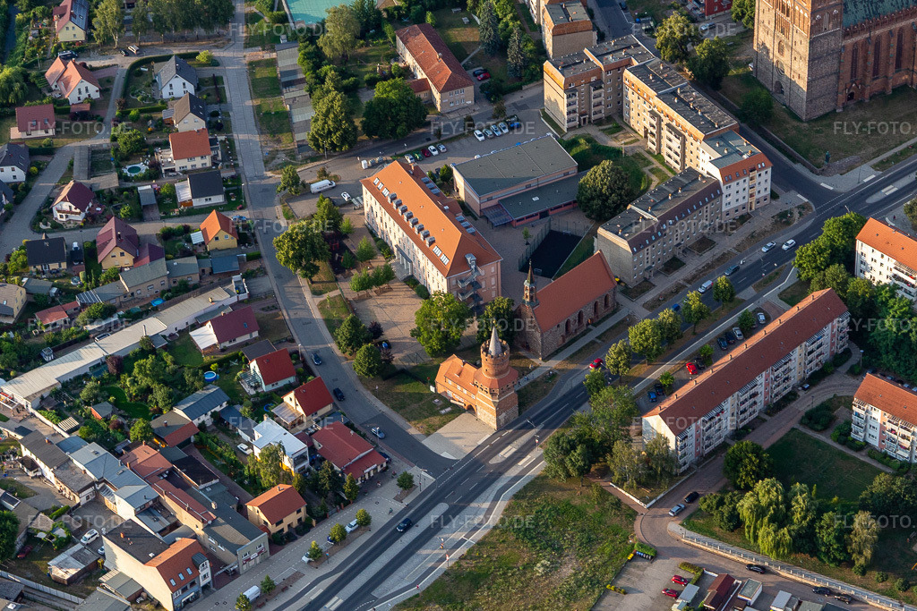 Luftbild: Mitteltorturm, Heilig Geist Kapelle und Max-Lindow-Schule in Prenzlau im Bundesland Brandenburg in Deutschland.Foto: IMG_116233.jpg vom 17.07.2019 durch Werner Riehm/FLY-FOTO.deDE - Pension Mitteltorturm PrenzlauWWW.MAXLINDOWSCHULE-PRENZLAU.DE