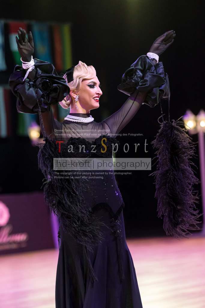 20241215_WDSF_Int_Open_Std-Riga-9872 | Tanzsportbilder, Standardtanz, Lateintanz, WDSF, DTV, LTVB, dancecomp, goc, hessen tanzt, blaues band der spree, walzer, tango, wiener walzer, slowfox, quickstepp, samba, rumba, cha-cha-cha, paso doble. jive, hd-kroft photography, turniertanzsport