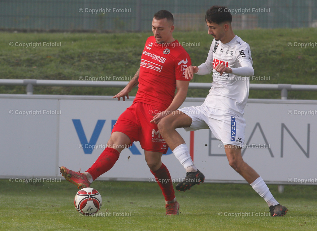 A_LUI_301022_09 | SPORT FUSSBALL LANDESLIGA OST ST.MAGDALENA-DONAU LINZ 30.OKT.2022 IM BILD:MARKO LEKIC-NINIC  (MAGDALENA) UND ARGJEND HYSENI (DONAU) FOTO:FOTOLUI