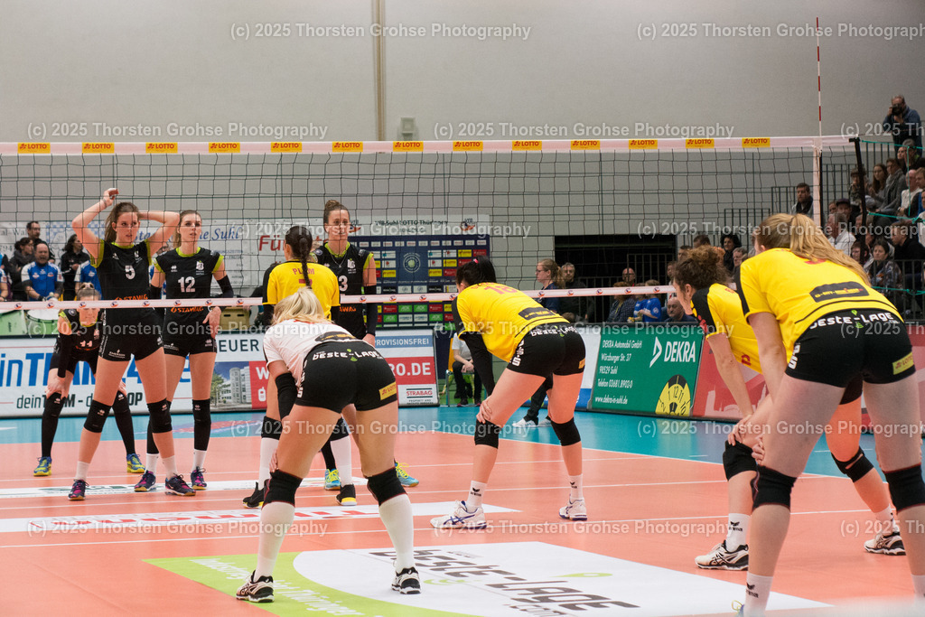 VBL VFB SUHL vs. LADIES IN BLACK AACHEN | VFB Suhl warten auf Ball; VBL VFB SUHL vs. LADIES IN BLACK AACHEN, Volleyball-Bundesliga Frauen am 03.02.2018 in der Multihalle in Meiningen, (Deutschland) - Realisiert mit Pictrs.com