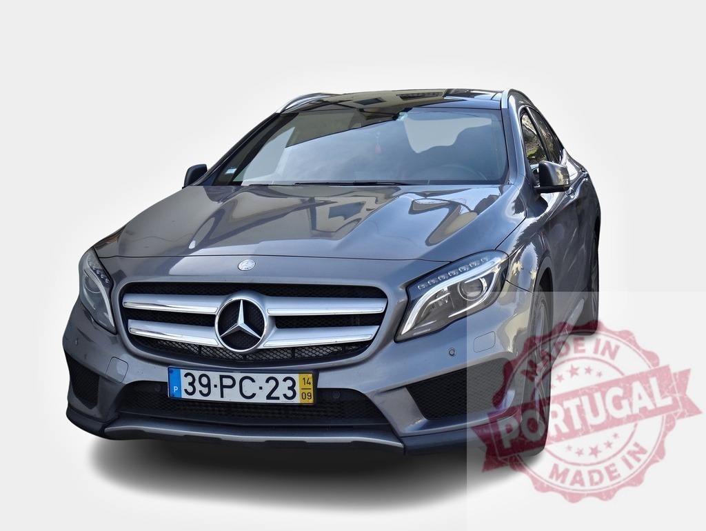Mercedes-Benz GLA-Class posing in a studio with white background | Frontal view of a Mercedes-Benz GLA-Class posing in a studio setting with white background - Realisiert mit Pictrs.com