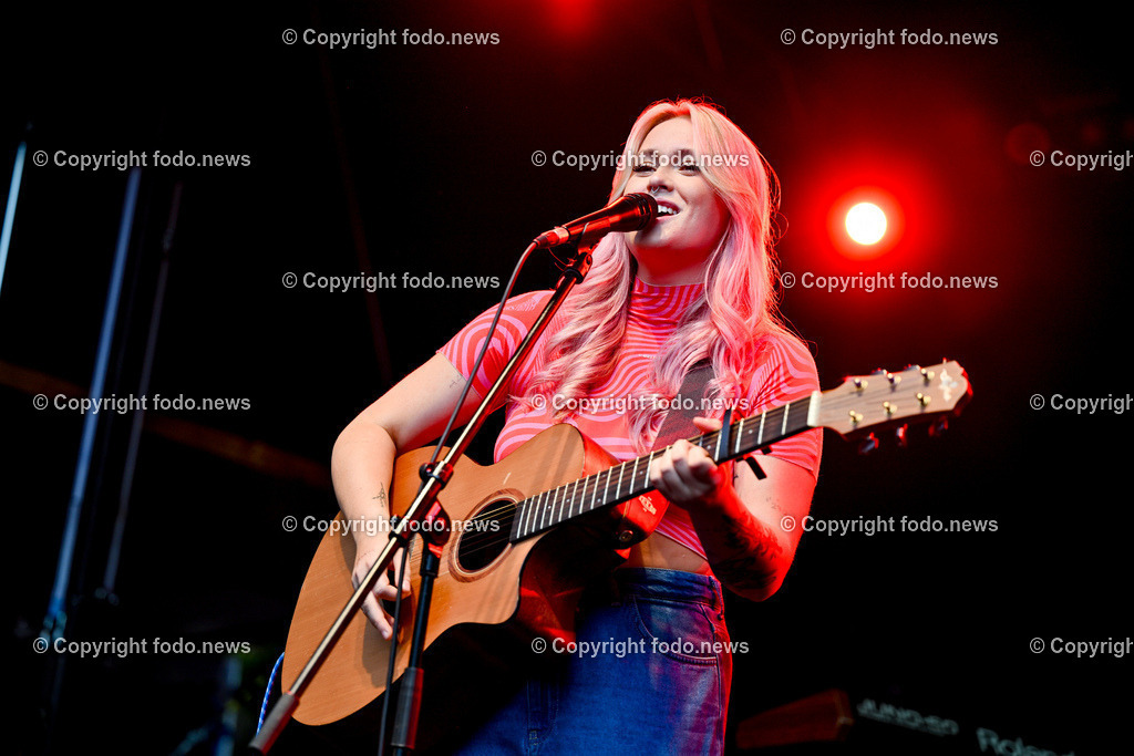 Posthof_ Hanna Batka_ Open Air Konzert_ 24.07.2023-7 | 24.07.2023, Linz, AUT, Posthof, Open Air Konzert Hanna Batka, im Bild Hanna Batka (Popmusikerin aus Berlin)