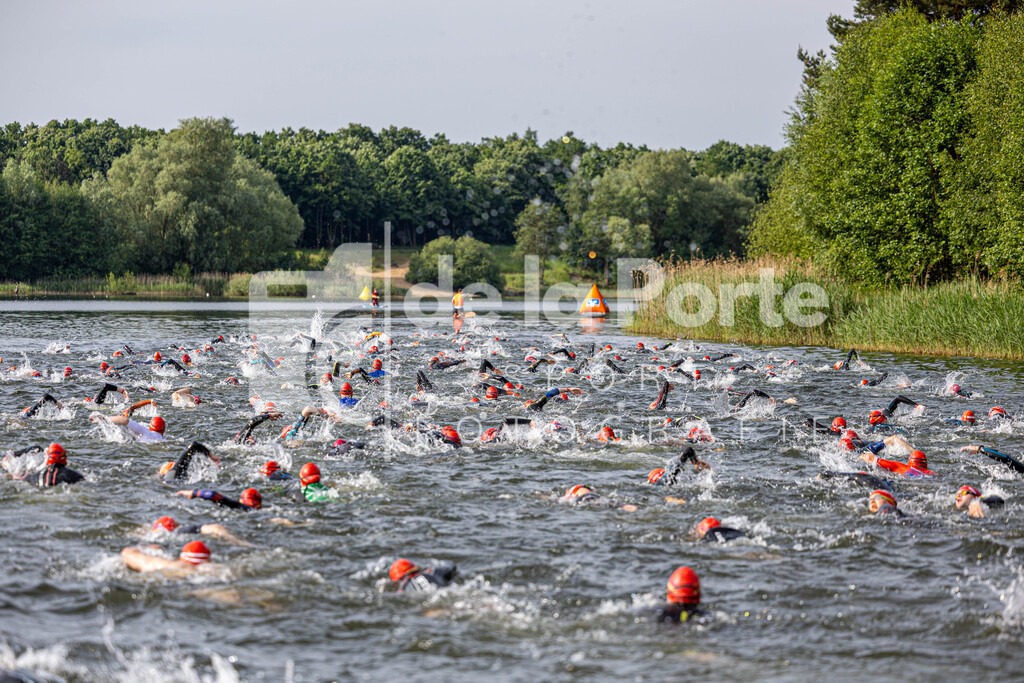 Ein Meer von roten Kappen - das Feld auf der Mitteldistanz macht sich auf den Weg. | immodelaporte-sportfotos - Realisiert mit Pictrs.com