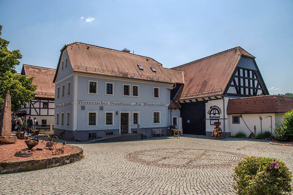 Grimma - Historisches Gasthaus Zur Wassermühle | Entdecke über 20 Kategorien Leipzig-Motive: Foto-Downloads, hochwertige Poster, Leinwand- & Fine-Art-Prints. Jetzt Lieblingsfoto im Bildlexikon Leipzig Shop bestellen!