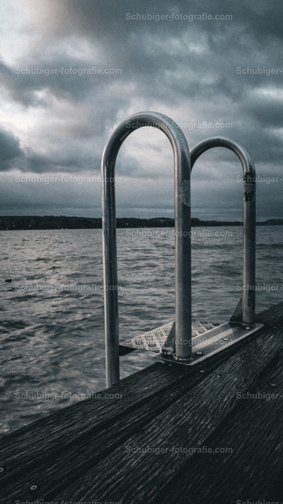 Stegtrepppe am See | Stegtrepppe am See mit Regenwolken - Realisiert mit Pictrs.com