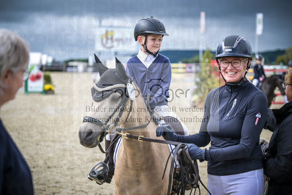 DOS_0347 | Entdecke hochwertige Reitturnierfotos von Foto Oger. Professionell, emotional und authentisch – jetzt Lieblingsmomente im Shop bestellen.Deutschlandweite Turnierfotografie. - Realisiert mit Pictrs.com