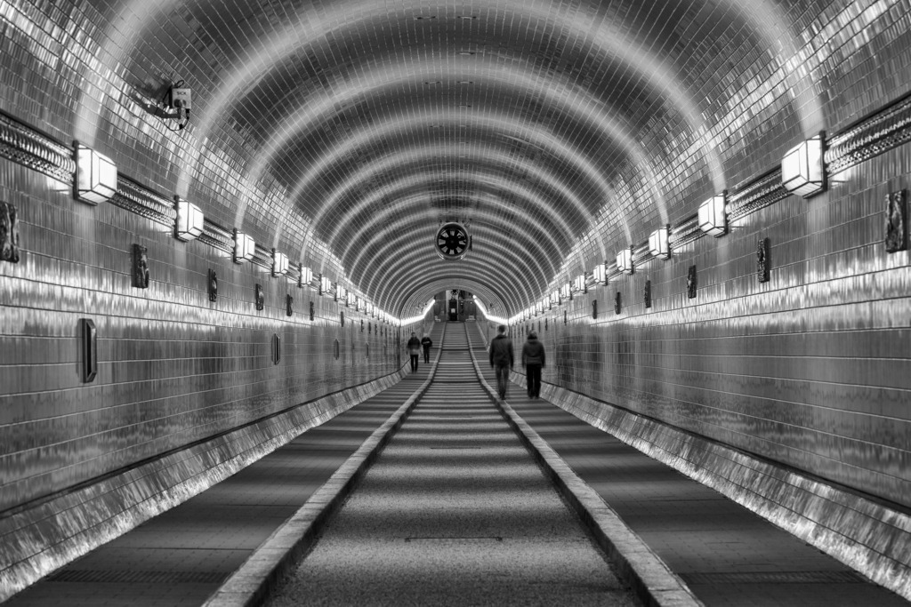 hamburger hafen alter elbtunnel in schwarzweiss bild auf leinwand | Kaufen Sie Hamburg Bilder und Hamburg Fotos auf Leinwand, Acrylglas, Alu-Dibond, oder als Poster in Hamburgs großer Onlinegalerie. Elbphilharmonie Bilder, Hamburger Hafen, Speicherstadt, Alster und viel mehr.