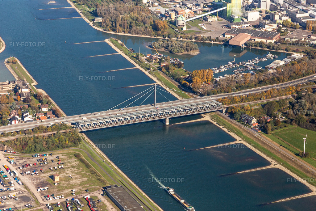 Luftbild: Fluß - Brückenbauwerke für Bahn und B10 über den Rhein bei Maxau im Ortsteil Knielingen in Karlsruhe im Bundesland Baden-Württemberg in Deutschland. Foto: IMG_130025.jpg vom 24.10.2021 durch Werner Riehm/FLY-FOTO.de