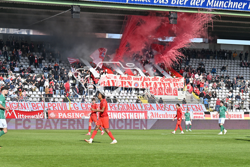 FC Bayern Amateure - 1. FC Schweinfurt 05 | Fans der Bayern Amateure mit einem Spruchband / Regionalliga Reform / Meister muessen aufsteigen / Regionalliga Bayern: FC Bayern Muenchen II - 1. FC Schweinfurt 1905, Gruenwalder Stadion am 22.02.2025 / Choreo / Pyrotechnik