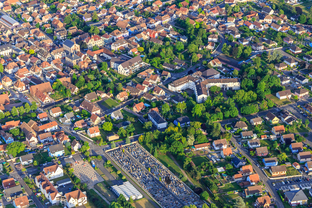 Aerial view: Ehpad retirement home Marckolsheim in Marckolsheim in the state Bas-Rhin, France. – Photo: IMG_147375.jpg taken on 05/29/2025 by Werner Riehm/FLY-FOTO.com – Resolution of the original: 5227 x 3485 px – des Seniors