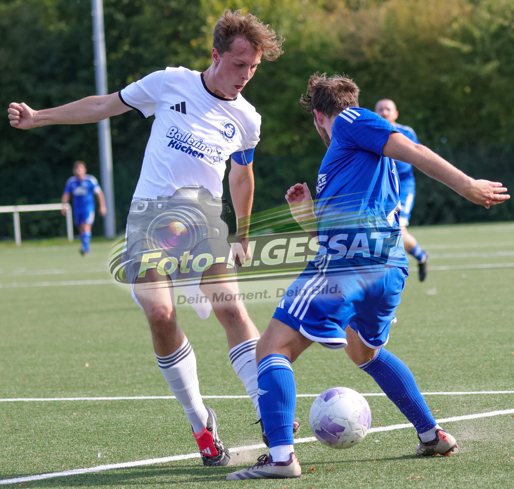SV Enger-Westerenger - TuS Bruchmühlen | Auf dem Bild zu sehen: blau SV Enger-Westerenger: Danny Alves-Rei ; weiß TuS Bruchmühlen: Jan Weiffenbach SV Enger-Westerenger, TuS Bruchmühlen, Saison 26/27, Kreisliga A, Enger, Deutschland - Realisiert mit Pictrs.com