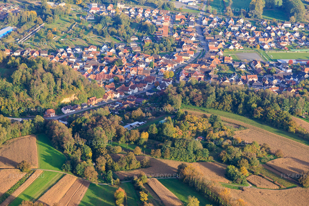 Vue aérienne: Rue du Kabach à Mothern dans le département Bas Rhin, France. Photo: IMG_150173.jpg prise le 11/10/2025 par Werner Riehm/FLY-FOTO.eu – Résolution de l'original: 6000 x 4000 px