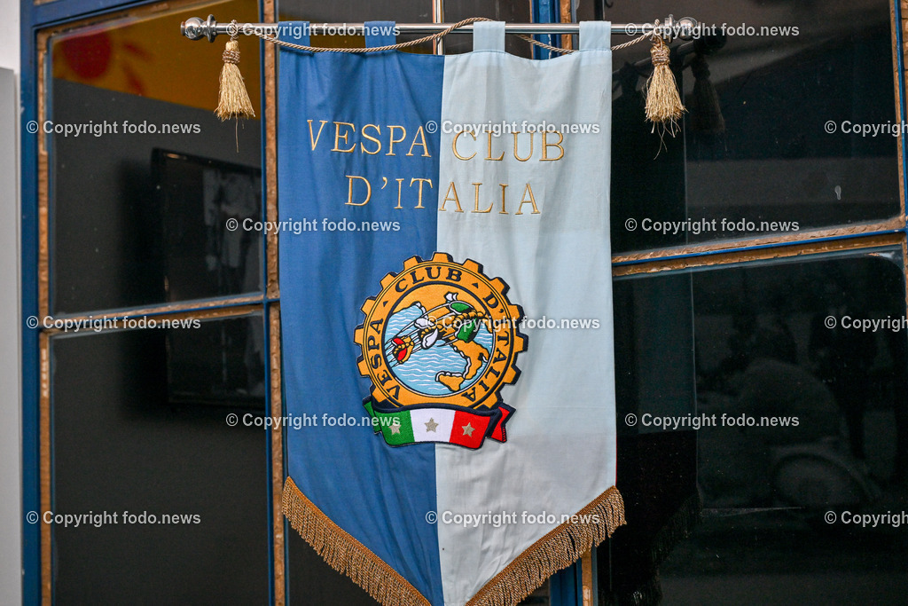 Italien_ Toskana_ Provinz Pisa_ Pontedera_ Vespa_ 29.05.2024-54 | 29.05.2024, Italien, ITA, Toskana, Pontedera im Bild Piaggio, Vespa, Museum

Piaggio ist ein italienischer Fahrzeughersteller mit Sitz in Pontedera. Das Unternehmen produziert verschiedene Mofas und Motorroller, unter anderem die Vespa, das Lastendreirad Ape sowie den Kleintransporter Porter. Zum Konzern gehören auch die Motorradmarken Aprilia, Derbi, Gilera, Laverda und Moto Guzzi. 
Quelle: Wikipedia