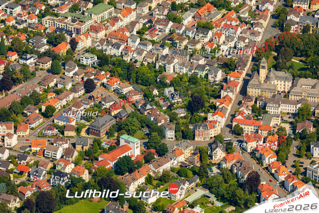 Neue Luftbildaufnahme der Stadt Detmold - Das Luftbild wurde 2025 vom UL-Flugzeug heraus erstellt ( keine Drohnenaufnahme ) - Hochauflösende Luftaufnahme - für Wandbilder und großformatige Ausdrucke geeignet. Das besondere Geschenk!Hier alle&nbsp;Infos zur Lizenzierung der LuftaufnahmeWir fliegen auch dieses Jahr wieder in Ihre Region um Luftbilder zu erstellen.- Luftbild anfragen