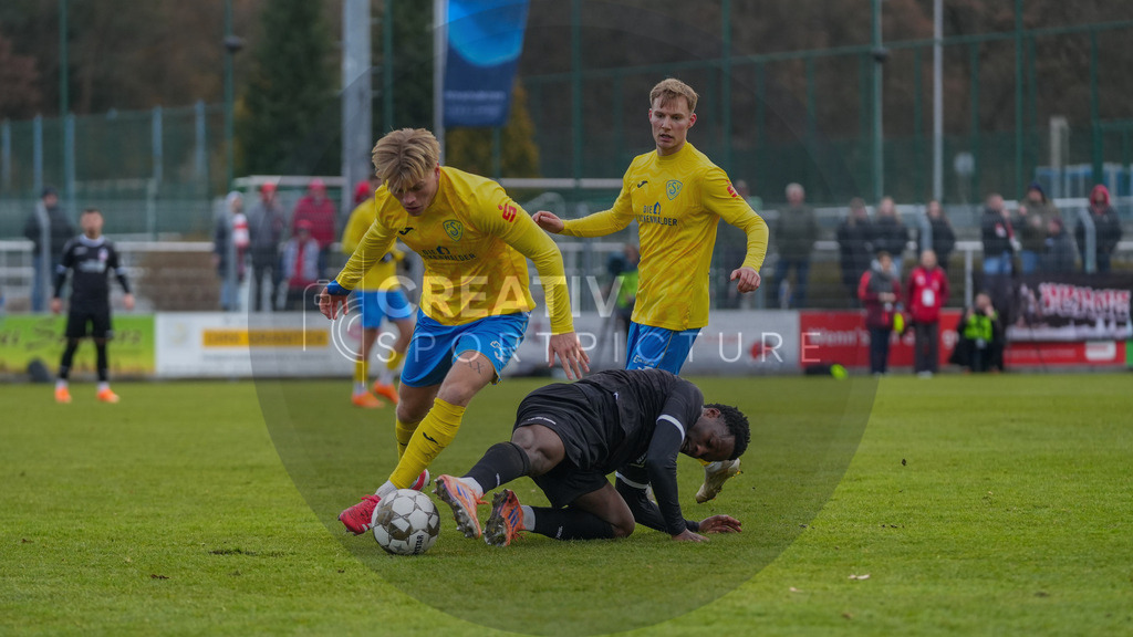 Fußball, Herren, Saison 2025/2026, Regionalliga Nordost, 18. Spieltag, FSV 63 Luckenwalde vs. FC Rot-Weiß Erfurt, Samstag 06.12.2025, Werner-Seelenbinder-Stadion Luckenwalde, | Fußball, Herren, Saison 2025/2026, Regionalliga Nordost, 18. Spieltag, FSV 63 Luckenwalde vs. FC Rot-Weiß Erfurt, Samstag 06.12.2025, Werner-Seelenbinder-Stadion Luckenwalde, Im Bild: v.l. Jonas Kühn (Luckenwalde), Benjika Caciel (Erfurt) und Fabio Schneider (Luckenwalde) - Realisiert mit Pictrs.com