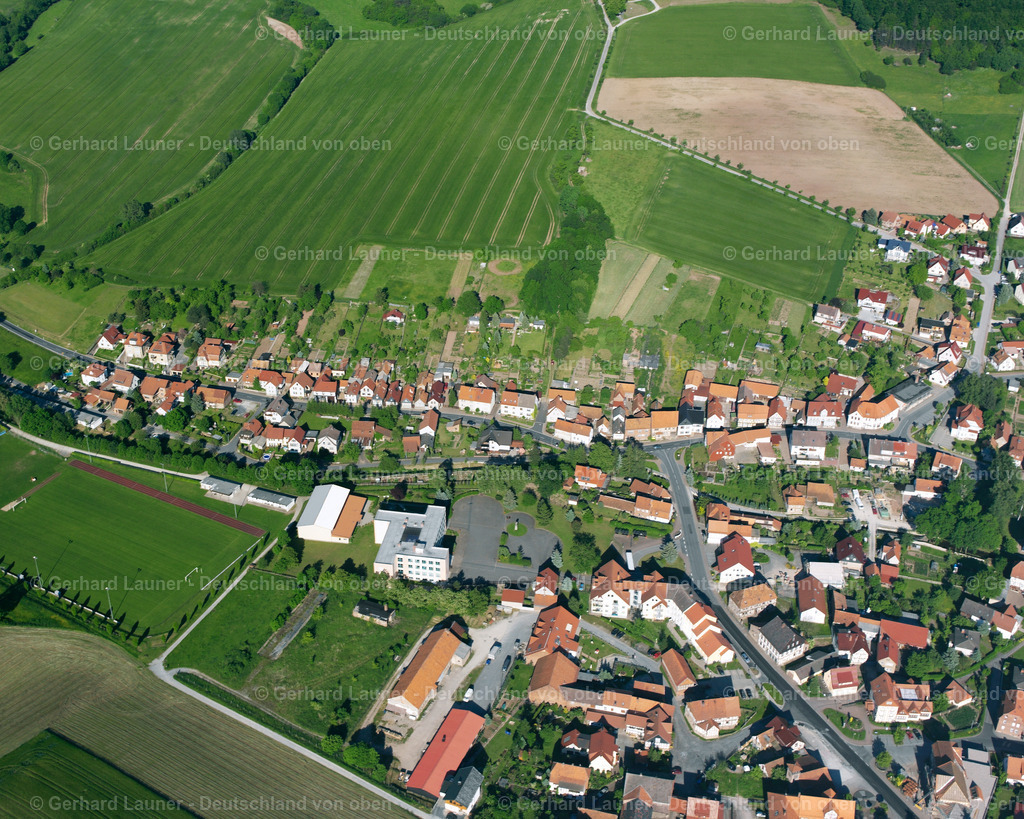 2634649 | ERSHAUSEN 09.06.2006 Landwirtschaftliche Nutzflächen und Feldgrenzen  umsäumen das Siedlungsgebiet des Dorfes in Ershausen im Bundesland Thüringen, Deutschland // Agricultural land and field boundaries surround the settlement area of the village  in Ershausen in the state Thuringia, Germany Foto: Gerhard Launer