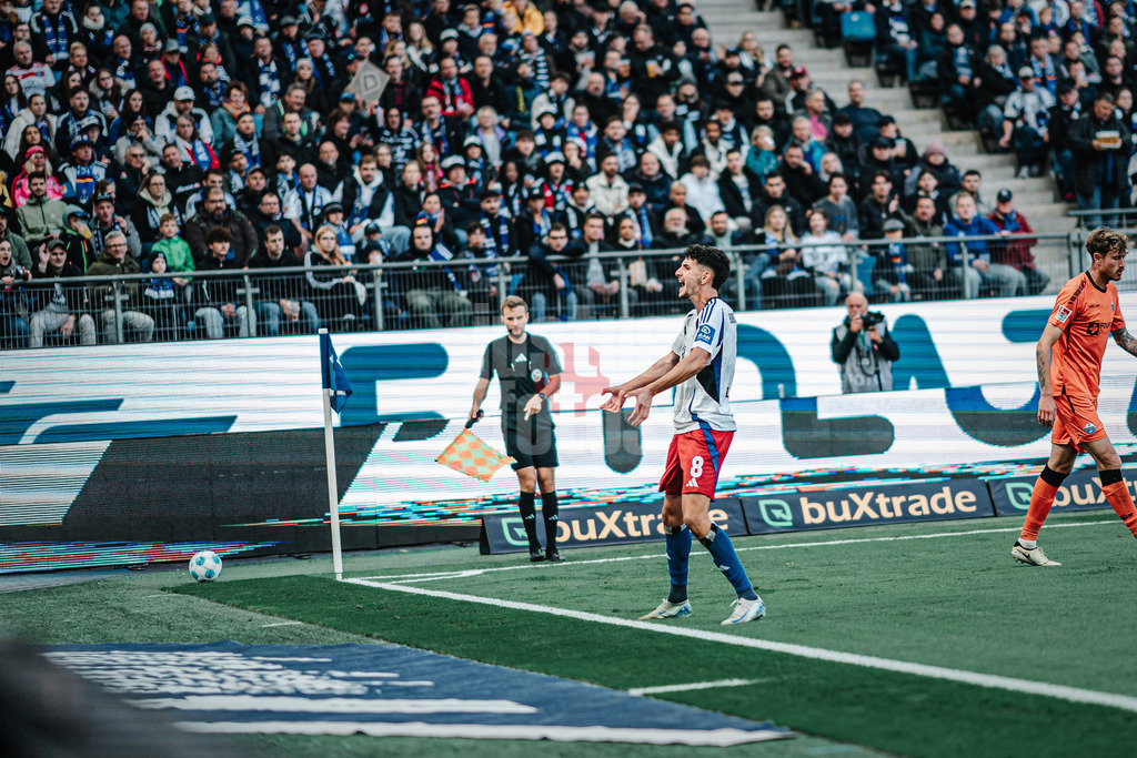 Fußball | Männer | Saison 2024/2025 | 2. Fußball-Bundesliga | 7. Spieltag | Hamburger SV vs. SC Paderborn 07 | 28.09.2024 | Daniel Elfadli (#8, HSV) heizt die Fans ein