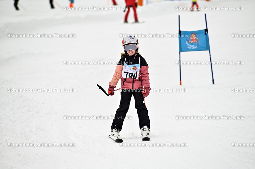 SRF_20.02.2026_0957 | Skirennfotos,Serfaus,Fiss,Ladis,Kinderskirennen,Winter,Tirol,Oberland,skirace,SFL,feelfree,weil wir's genießen,ski,Ski,skifahren,Sonnenplateau, - Realisiert mit Pictrs.com