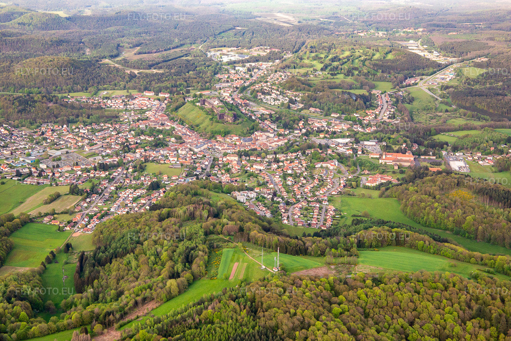 Vue aérienne: Vue de la ville depuis l'ouest à Bitsch dans le département Moselle, France. Photo: IMG_140436.jpg prise le 30/04/2024 par Werner Riehm/FLY-FOTO.eu – Résolution de l'original: 5472 x 3648 px