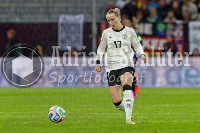 Deutschland vs Frankreich - Halbfinale - UEFA Women's Nations League | Düsseldorf, Deutschland, 24.10.25:   Franziska Kett ( Deutschland ) in Aktion am Ball, Einzelaktion waehrend des Halbfinals der UEFA Women's Nations League zwischen Deutschland vs Frankreich in der Merkur-Spiel-Arena(Foto von Brauer-Fotoagentur / Adrian Schlueter)