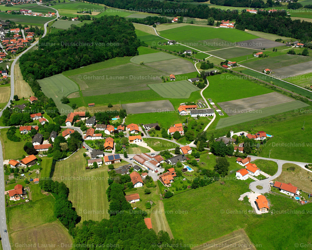 2600799 | MöRMOOSEN 09.06.2006 Landwirtschaftliche Nutzflächen und Feldgrenzen  umsäumen das Siedlungsgebiet des Dorfes in Mörmoosen im Bundesland Bayern, Deutschland // Agricultural land and field boundaries surround the settlement area of the village  in Mörmoosen in the state Bavaria, Germany Foto: Gerhard Launer