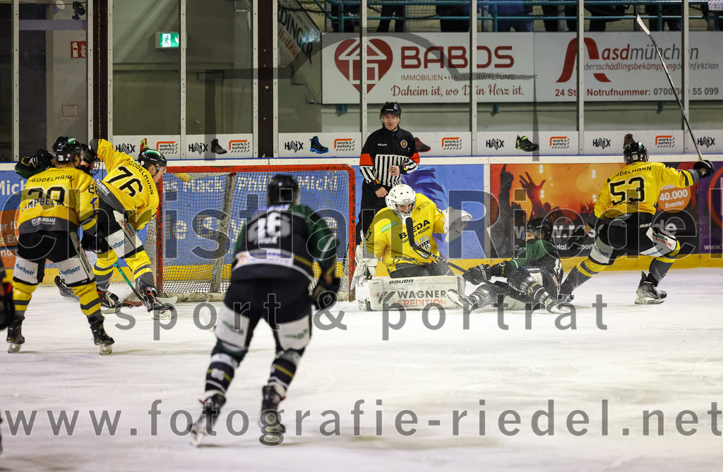 2023-02-10_031_TSV_Erding_gegen_ERSC_Amberg | Erding, Deutschland, 10.02.2023:
Eishockey, Bayernliga Meisterrunde Gruppe B 2022 / 2023, 3. Spieltag, TSV Erding gegen ERSC Amberg, Endergebnis: 6:3

Shawn Campbell (ERSC Amberg, #28), Felix Feder (ERSC Amberg, #76), Torwart Timon Bätge (ERSC Amberg, #31), Elias Maier (Erding Gladiators, #15), Marc Roth (ERSC Amberg, #53)

Foto: Christian Riedel / fotografie-riedel.net