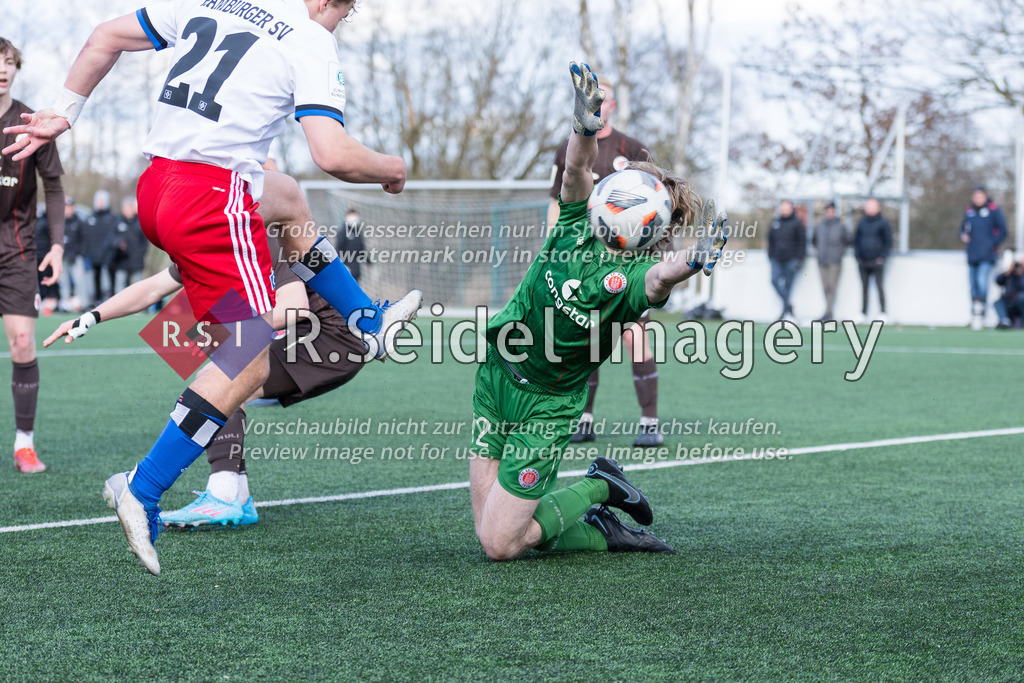 Fußball, Saison 2021/22, A-Junioren Bundesliga, Hamburger SV - FC St. Pauli, Paul-Hauenschild-Plätze (Norderstedt), 02.04.2022, 16. Spieltag | Torschuss von Tom Sanne (#21, HSV), der den von Alex Rieseler (#12, Pauli, Torwart) zunächst weggeschlagenen Ball noch bekommt und die Lücke nutzt