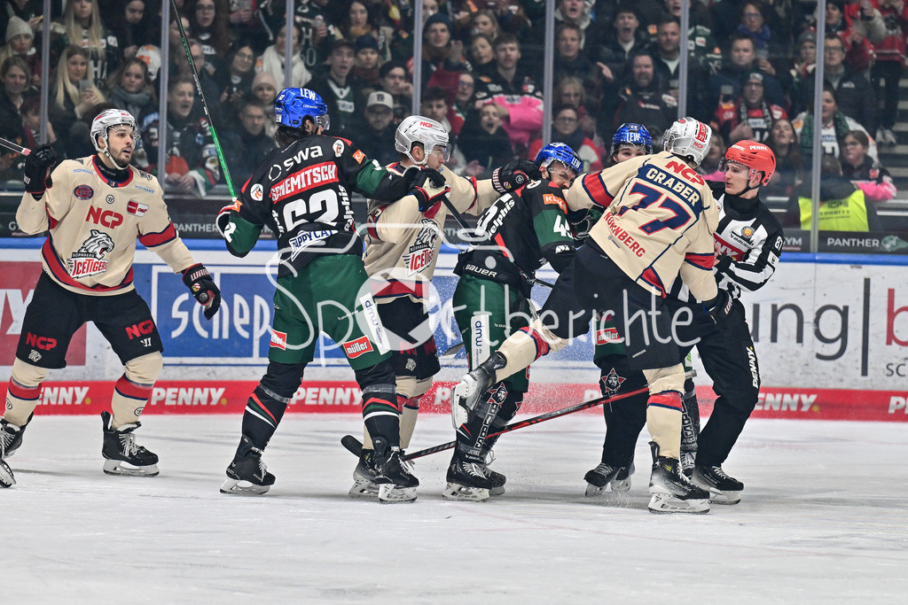 Augsburger Panther - Nürnberg Ice Tigers | ein heisses Duell zwischen Augsburg und Nuernberg / fight / kampf / DEL: Augsburger Panther - Nuernberg Ice Tigers, Curt Frenzel Stadion am 03.01.2025