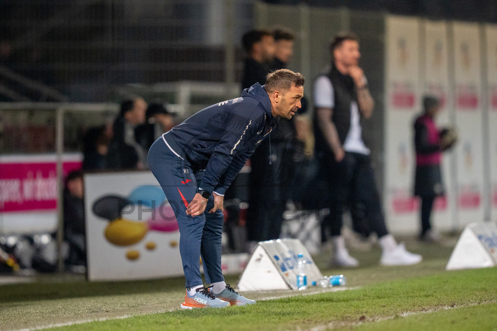 SG Sonnenhof Grossaspach vs. TSV Steinbach Haiger, Fussball, Regionalliga Suedwest, 25. Spieltag, 20.03.2026 | Huesni Tahiri (Trainer TSV Steinbach Haiger),SG Sonnenhof Grossaspach vs. TSV Steinbach Haiger, Fussball, Regionalliga Suedwest, 25. Spieltag, 20.03.2026Foto: photosbyphips/Philip Ziegler