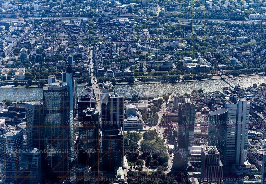 R3B_0090_wa_fra_fra_skyline_wa_finish | Die Frankfurter Skyline erhebt sich kraftvoll aus der Stadt und erzählt von Dynamik, Vision und urbanem Leben. Aus der Vogelperspektive verschmelzen Architektur, Licht und Struktur zu einem Moment voller Energie und Klarheit. Frankfurt zeigt sich hier als pulsierendes Zentrum zwischen Ruhe und Bewegung – modern, stark und zeitlos.
Aufgenommen über Frankfurt am Main. - Realisiert mit Pictrs.com