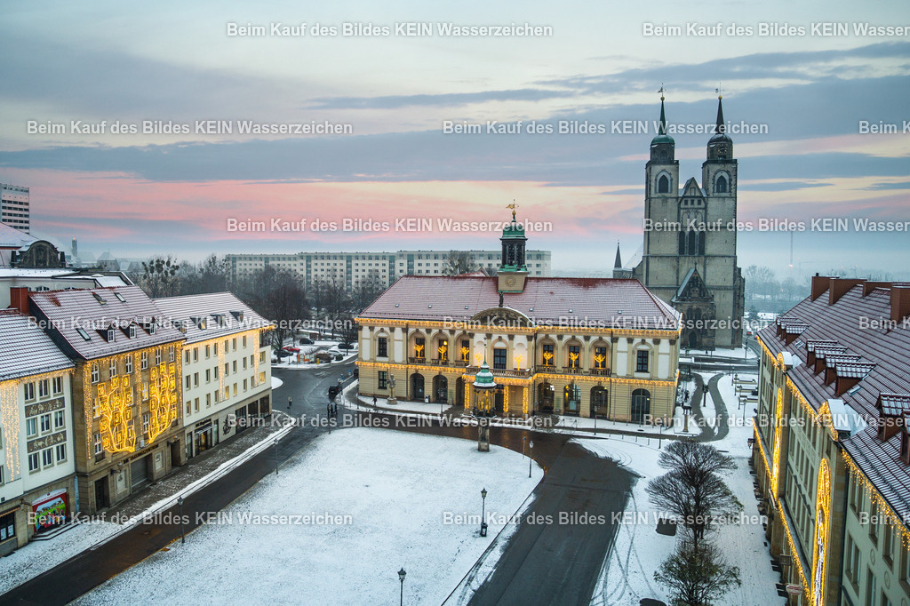 Magdeburg-Rathaus-0014 | Luftbild des Alten Marktes mit dem Rathaus in der Landeshauptstadt Magdeburg in Sachsen-Anhalt. Der historische Platz mit dem markanten Rathaus bildet das Zentrum der Magdeburger Altstadt. - Realisiert mit Pictrs.com