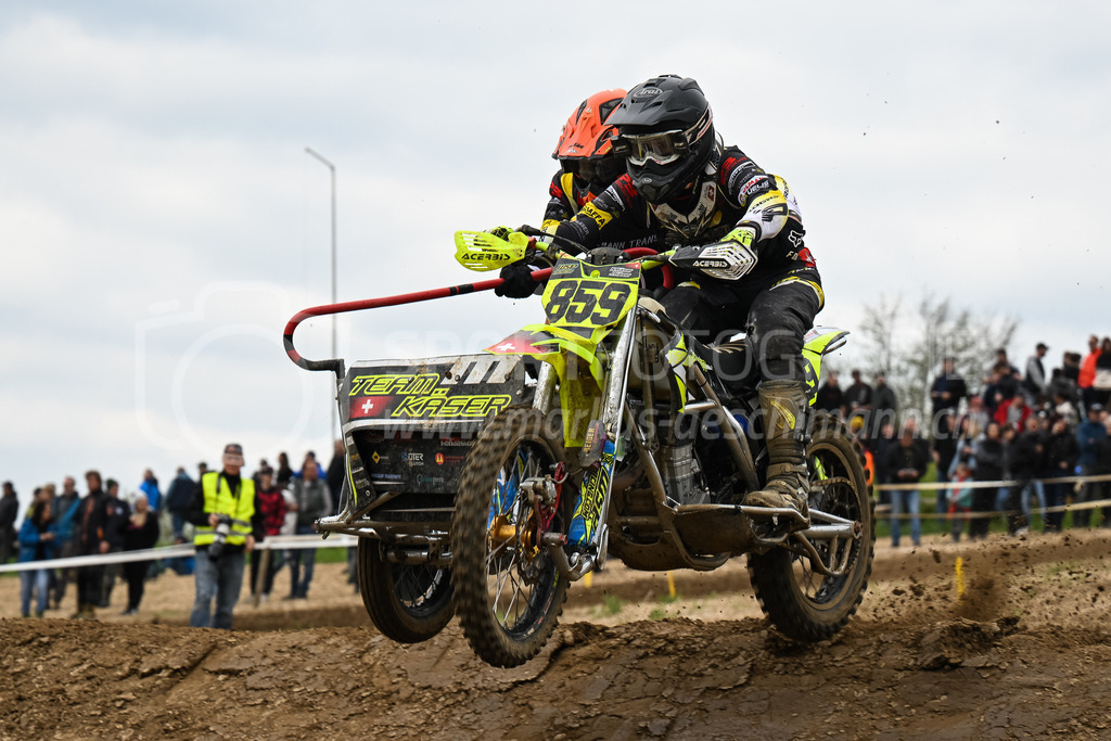 Motocross Schlatt bei Winterthur - 30. April 2023 | #859 Kaeser Nevio / Kaeser Jano aus Schweizersholz (CH) auf Wsp Ktm in der Kategorie Seitenwagen am Motocross Schlatt bei Winterthur, 30. April 2023. 
Instagram: @mx_schlatt | @mc_wila | @sam_schweiz
Bild: Sportfotografie Markus Aeschimann | www.markus-aeschimann.ch - Realisiert mit Pictrs.com