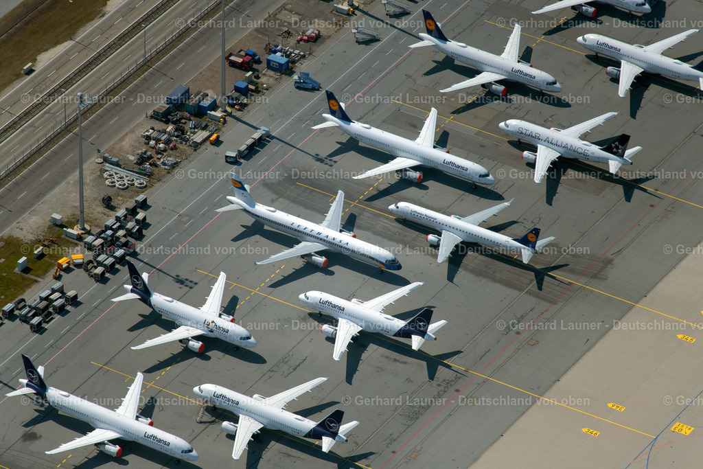 4021197 | MüNCHEN-FLUGHAFEN 08.04.2020 Passagierflugzeuge krisenbedingt stillgelegt auf der Parkpositionen und Abstellfläche auf dem Flughafen in München im Bundesland Bayern, Deutschland. // Passenger aircraft decommissioned due to the crisis on the parking positions and parking space at the airport in Munich in the state Bavaria, Germany. Foto: Gerhard Launer