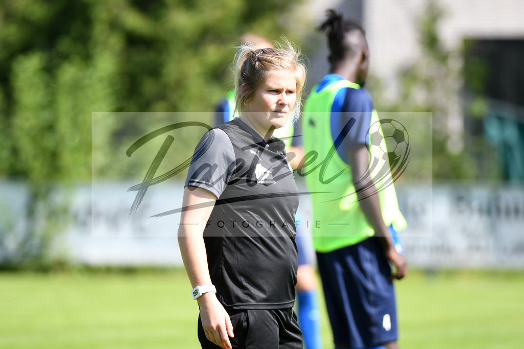 TRASFL20200713_0056 | Fussball, Herren: Trainerin Imke Wuebbenhorst (SF Lotte) schaut bei der Trainingseinheit von SF Lotte im Sportpark am Lotter Kreuz am 13.07.2020 in Lotte, Deutschland. - Realisiert mit Pictrs.com