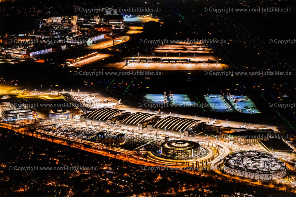 Hamburg_Fuhlsbüttel_Flughafen_Terminal_Nachtaufnahme_ELS_7839060325 | HAMBURG 06.03.2025 Nacht- Lichter und Beleuchtung Abfertigungs- Gebäude und Terminals auf dem Gelände des Flughafen " Hamburg Airport Helmut Schmidt "(ICAO-Code EDDH)im Ortsteil Fuhlsbüttel in Hamburg, Deutschland. Weiterführende Informationen bei: Drees &amp; Sommer SE,  Flughafen Hamburg GmbH,  IDEA Architekten GbR,  Weber Poll Ingenieurbüro für Bauwesen GbR,  gmp International GmbH. // Night lighting dispatch building and terminals on the premises of the airport " Hamburg Airport Helmut Schmidt "(ICAO-Code EDDH) in the district Fuhlsbuettel in Hamburg, Germany. Further information at: Drees &amp; Sommer SE,  Flughafen Hamburg GmbH,  IDEA Architekten GbR,  Weber Poll Ingenieurbuero fuer Bauwesen GbR,  gmp International GmbH. Foto: Martin Elsen