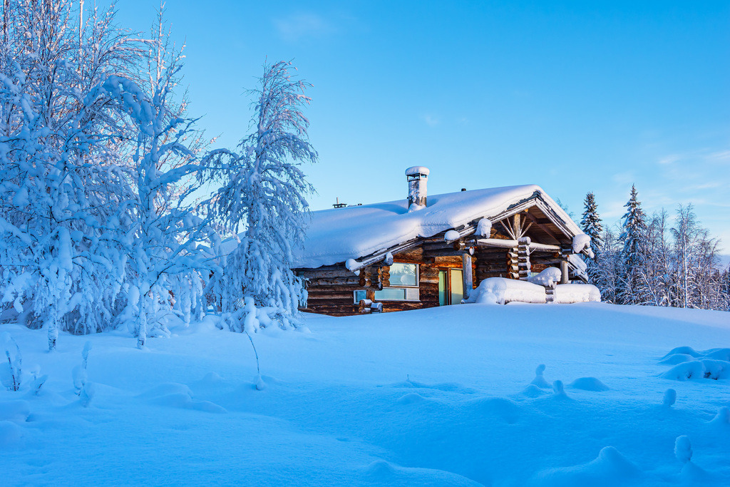Landschaft im Winter mit Blockhaus und Wald in Äkäslompolo, Finnland | Landschaft im Winter mit Blockhaus und Wald in Äkäslompolo, Finnland.