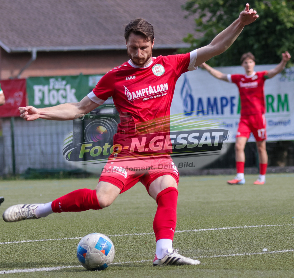Bünder SV - TV Elverdissen | Auf dem Bild zu sehen: rot Bünder SV: Denis MüllerBünder SV, TV Elverdissen, Saison 26/27, Kreisliga A, Bünde, Deutschland - Realisiert mit Pictrs.com