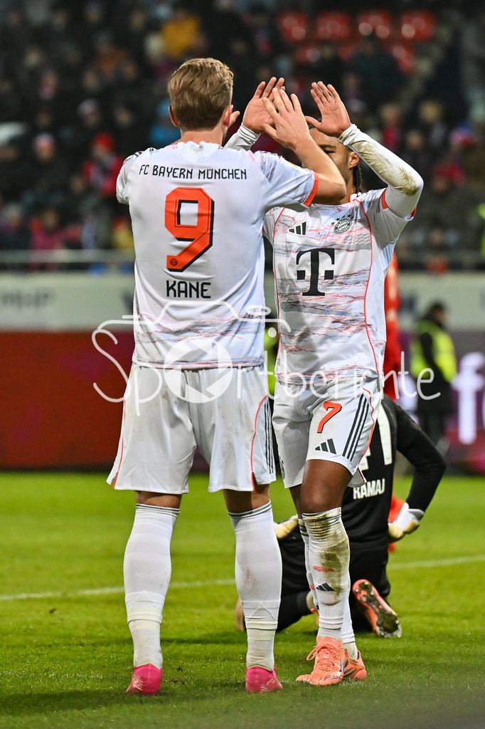 1. FC Heidenheim - FC Bayern München | HEIDENHEIM, GERMANY - 21. DECEMBER: Jubel der Bayern nach dem Treffer zum 0-4 durch Harry KANE (FC Bayern Munich 9)  Tor / Torschuetze / Freude / Happy während dem Bundesligamatch zwischen dem 1. FC Heidenheim und dem FC Bayern München am 15. Spieltag in der Voith-Arena / DFL REGULATIONS PROHIBIT ANY USE OF PHOTOGRAPHS AS IMAGE SEQUENCES AND/OR QUASI-VIDEO / Serge GNABRY (FC Bayern Munich 7)