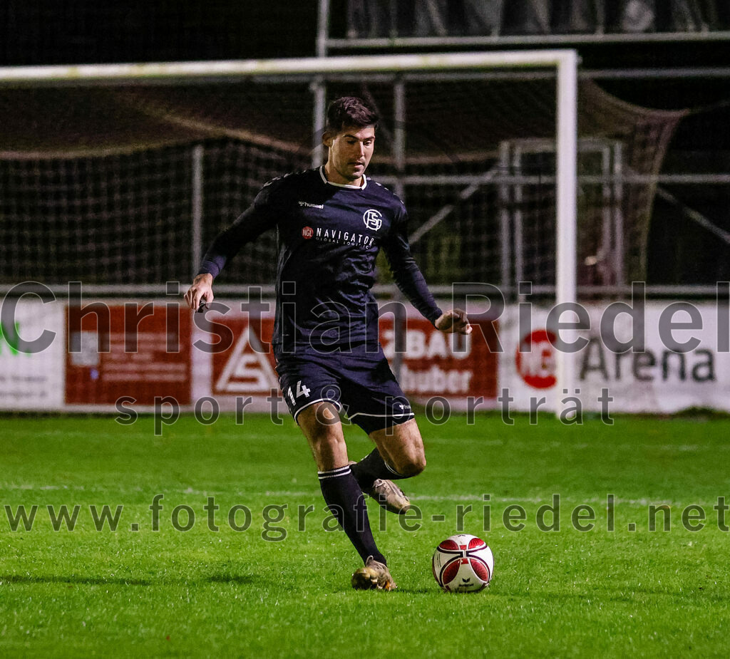 2023-11-03_020_FC_Schwaig_gegen_TuS_Holzkirchen | Oberding, Deutschland, 03.11.2023:
Fußball, Landesliga Südost 2023 / 2024, 19. Spieltag, FC Schwaig gegen TuS Holzkirchen, Endergebnis: 4:1

Johannes Empl (FC Schwaig, #14)

Foto: Christian Riedel / fotografie-riedel.net