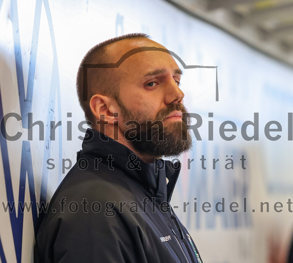 2023-09-10_049_TSV_Erding_gegen_EHC_Klostersee | Erding, Deutschland, 10.09.2023:
Eishockey, Bayernliga 2023 / 2024, Testspiel, TSV Erding gegen EHC Klostersee, Endergebnis: 10:1

Teamchef Felix Schütz (Erding Gladiators)

Foto: Christian Riedel / fotografie-riedel.net