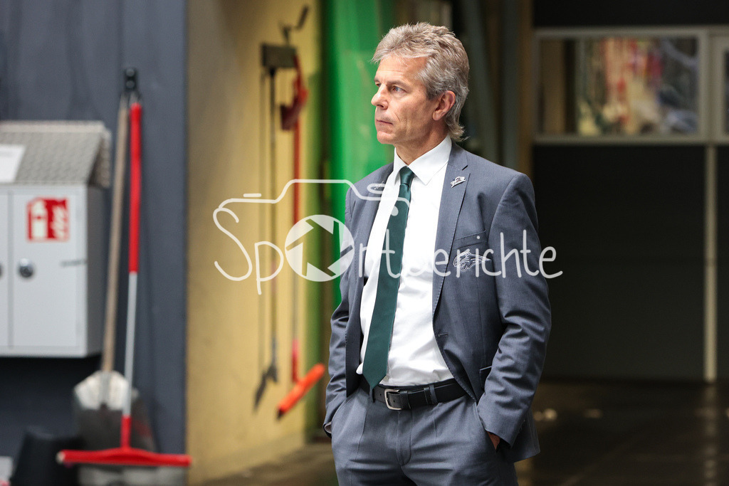 Augsburger Panther - Duesseldorfer EG | Panther Sportmanager Duanne Moeser in Aktion