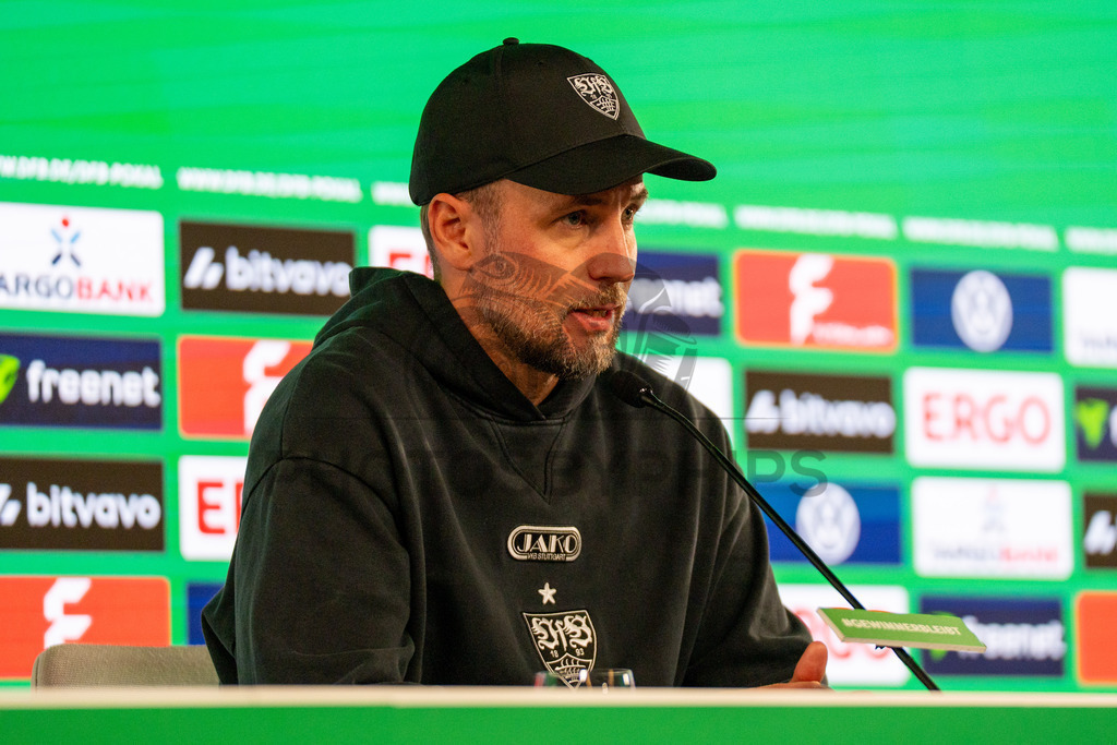 VfB Stuttgart vs. SC Freiburg, Fussball, DFB-Pokal, Halbfinale, 23.04.2026 | Sebastian Hoeness (Trainer VfB Stuttgart) bei der Pressekonferenz nach dem Einzug ins Pokalfinale,VfB Stuttgart vs. SC Freiburg, Fussball, DFB-Pokal, Halbfinale, 23.04.2026DFB regulations prohibit any use of photographs as image sequences and/or quasi-video